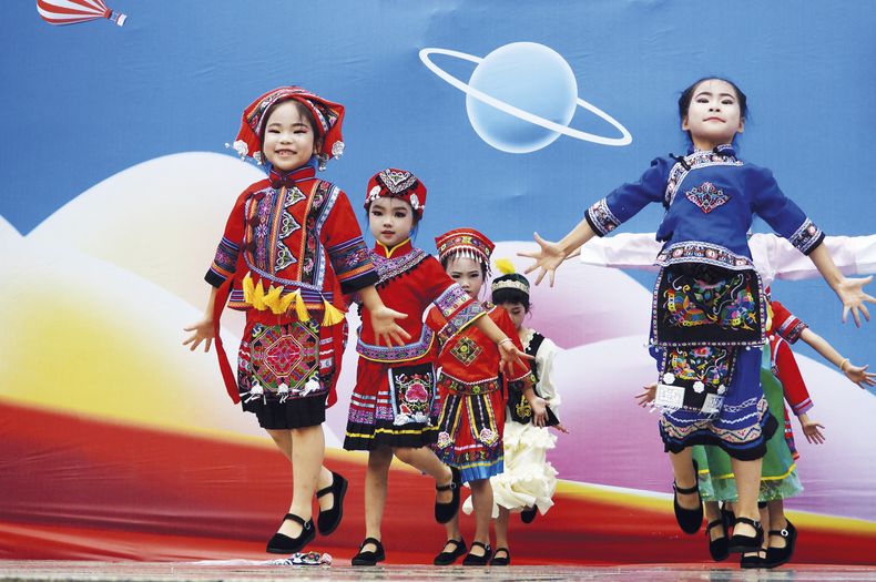 Niños bailan en&nbsp;una escuela primaria en Dazhou,&nbsp;provincia de&nbsp;Sichuan, suroeste&nbsp;de China, el 1 de&nbsp;junio, en el marco&nbsp;de la celebración&nbsp;del Día Internacional de la&nbsp;Infancia