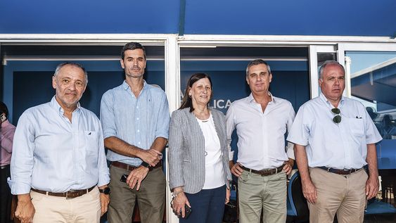 Del BROU: segundo vicepresidente Max Sapolinski, director Leandro Francolino, gerenta general Mariela Espino, presidente designado Álvaro García y director Pablo Sitjar Del BROU: segundo vicepresidente Max Sapolinski, director Leandro Francolino, gerenta general Mariela Espino, presidente designado Álvaro García y director Pablo Sitjar