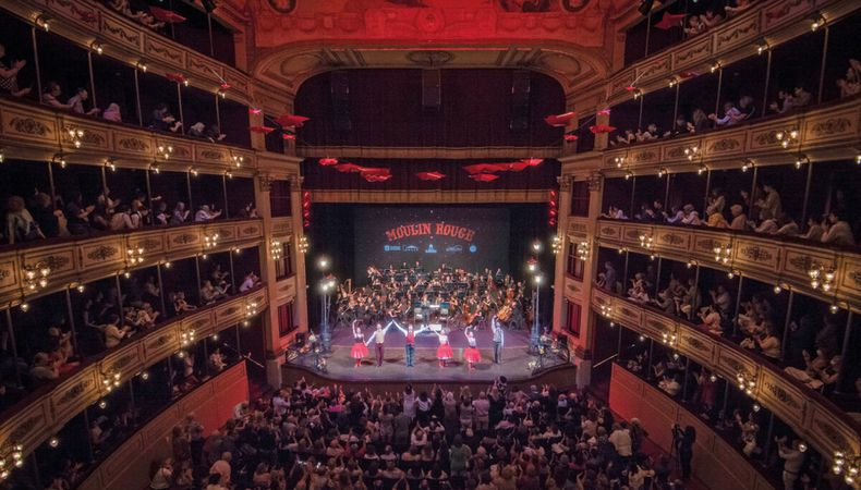 imagen de Moulin Rouge a beneficio, arte en servilletas y una película nominada al Oscar