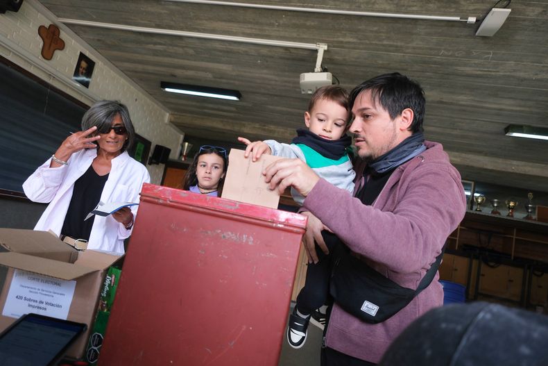 Votación en el colegio La Mennais, en Montevideo