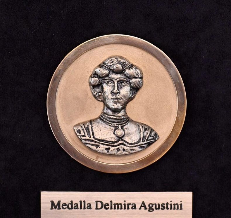 Medalla Delmira.jpeg
