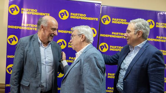 Pablo Mieres (izquierda) recibe en su sede a los senadores colorados Tabaré Viera (centro) y Robert Silva (derecha). Pablo Mieres (izquierda) recibe en su sede a los senadores colorados Tabaré Viera (centro) y Robert Silva (derecha).