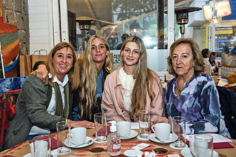 María Elisa Macció, Martina Brune, Catherine Oliver y Elisa Ponce de León