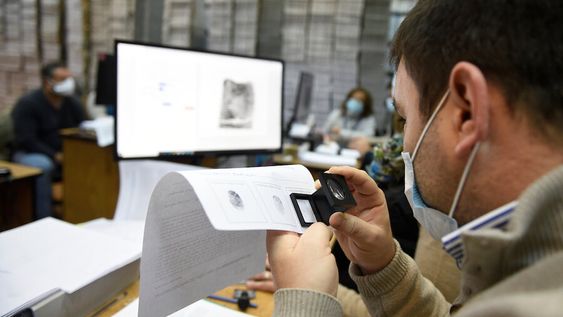 Proceso de verificacion de firmas presentadas para convocar referéndum contra la LUC, en la Corte Electoral. Foto: Daniel Rodriguez / adhocFOTOS