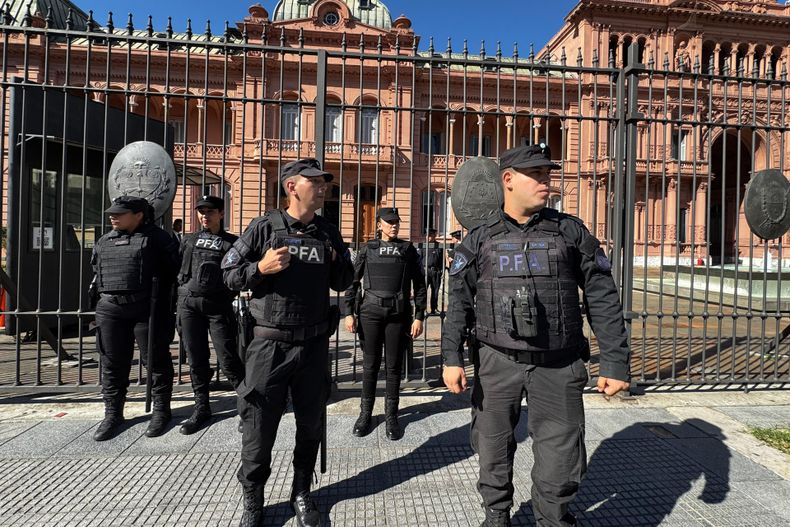 Integrantes de la Policía Federal de Argentina custodian en la entrada de la Casa Rosada, en Buenos Aires, el jueves 23 de abril de 2026.