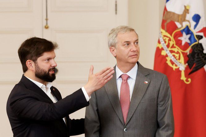 El presidente de Chile, Gabriel Boric (i), y el ultraderechista José Antonio Kast, vencedor de las elecciones presidenciales, se reúnen este lunes en el Palacio de la Moneda, en Santiago (Chile).