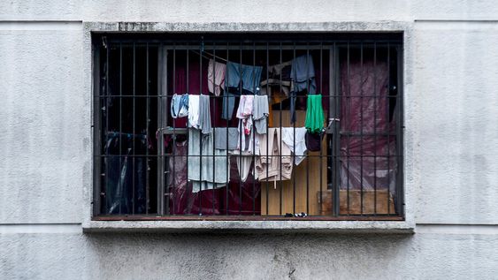 Ventana de la cárcel de mujeres en Montevideo. Foto: Javier Calvelo / adhocFOTOS Ventana de la cárcel de mujeres en Montevideo. Foto: Javier Calvelo / adhocFOTOS