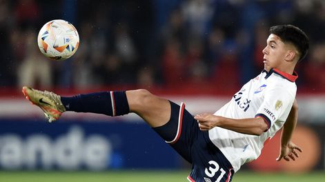 Thiago Helguera, futbolista de Nacional, durante un partido de la Copa Libertadores 2024. Foto: Dante Fernández, AFP