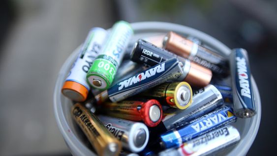 imagen de El impacto ambiental que provoca el desecho de pilas y baterías se mitiga con iniciativas aisladas y carece de una solución definitiva imagen de El impacto ambiental que provoca el desecho de pilas y baterías se mitiga con iniciativas aisladas y carece de una solución definitiva