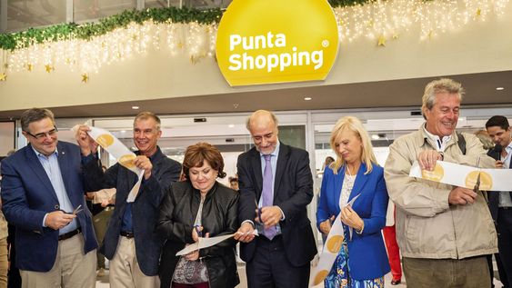Gerentes de Punta Shopping Uri Ivanier y Daniel Urrutia, Verónica Bobre, ministro de Trabajo Pablo Mieres, presidenta de la República en ejercicio Beatriz Argimón e intendente de Maldonado Enrique Antía