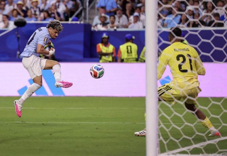 Maximiliano Araujo anota el gol del empate contra Arabia Saudita durante el partido de la fase de grupos de la Copa Mundial de la FIFA 2026 entre Arabia Saudita y Uruguay en Miami.