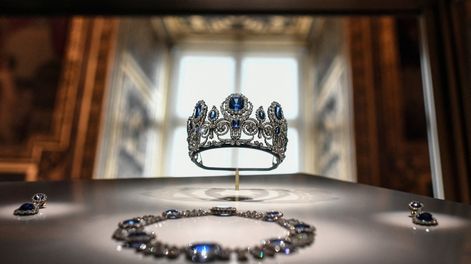 Diadema, collar y pendientes de zafiros que pertenecieron a la reina María Amelia y a la reina Hortensia; algunas de las piezas robadas del Louvre.