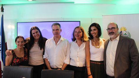 Teresa Sastre, Victoria Cros, Yamandú Orsi, Estela Delgado, Fernanda Souza y Alejandro Nario