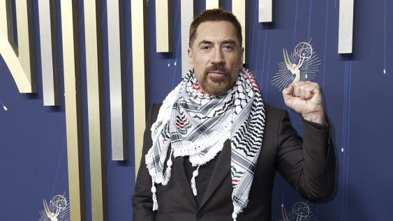 Javier Bardem, nominado a Mejor actor de reparto de miniserie por Monstruos: La historia de Lyle y Erik Menendez, llevó un pañuelo palestino y en su paso por la alfombra rojo dijo a EFE: “Hay que denunciar lo urgente, el genocidio de Israel en Gaza. (…) por eso tenemos que llamar al bloqueo comercial, diplomático con Israel”.