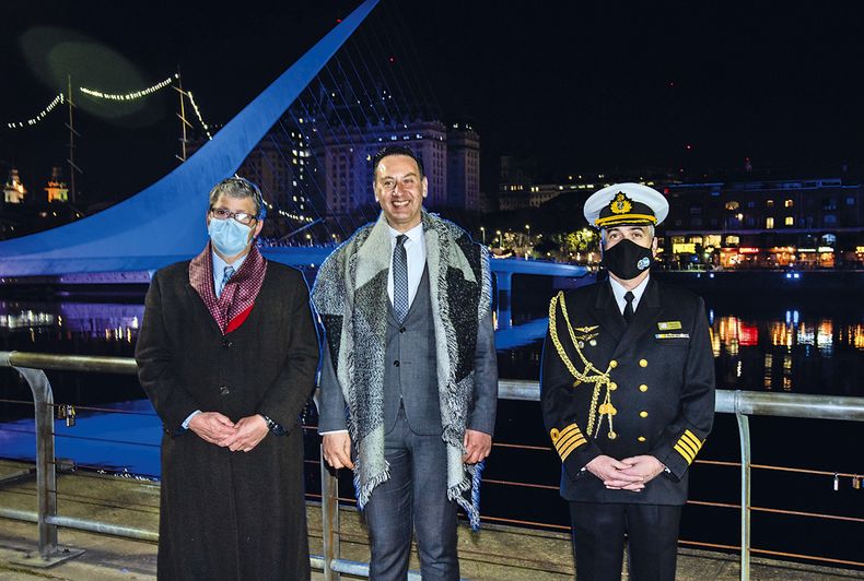 Ministro de la Embajada de Uruguay Diego Pelufo con Pablo González y agregado de Defensa de la embajada capitán de Navío Pablo Martínez en el Puente de la Mujer