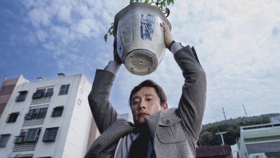 llega al cine el esperado estreno coreano: la unica opcion, de park chan-wook llega al cine el esperado estreno coreano: la unica opcion, de park chan-wook