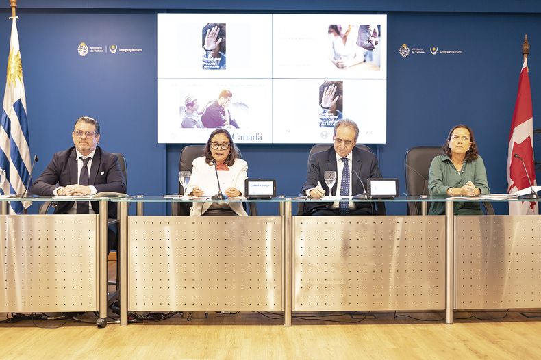 Director general de Secretaría del Ministerio de Turismo Ignacio Curbelo, embajadora de Canadá Carmen Sorger, subsecretario del Ministerio de Turismo Remo Monzeglio y coordinadora del Consejo Nacional de Género de Inmujeres Mariana Arsuaga