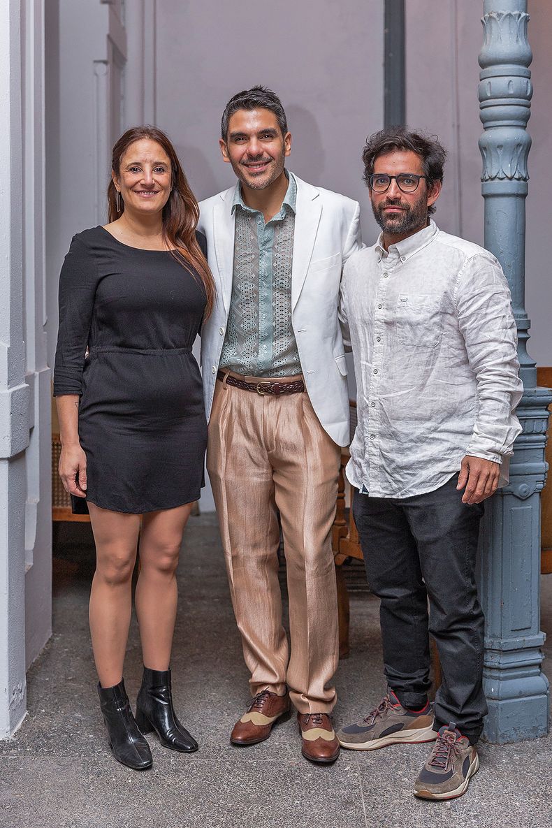 Natalia Martínez y Guillermo Giménez rodean a Leonardo Sande.