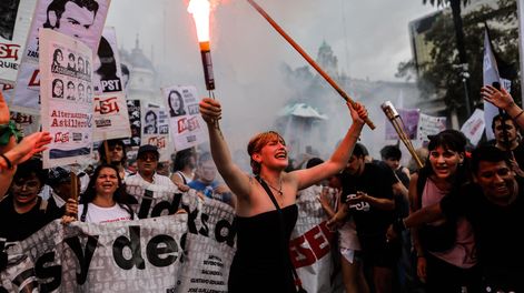 Una mujer grita arengas durante una manifestación este lunes, en Buenos Aires.