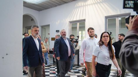 El intendente de Montevideo, Mario Bergara, recorre la sede colorada con autoridades del Comité Ejecutivo Departamental montevideano.