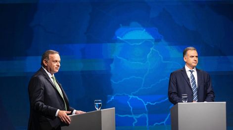 Candidatos Álvaro Delgado y Yamandú Orsi durante el debate presidencial el domingo 18