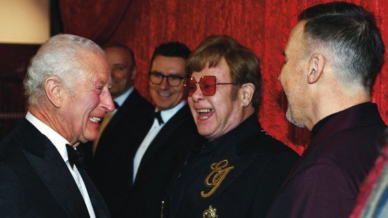 El rey Charles III&nbsp;de Gran Bretaña&nbsp;se encontró con&nbsp;Elton John y&nbsp;David Furnish en&nbsp;el espectáculo&nbsp;benéfico&nbsp;Royal Variety&nbsp;Performance, en el&nbsp;Royal Albert Hall