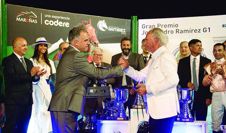 El presidente de la República, Yamandú Orsi, durante la premiación a los ganadores del Gran Premio Ramírez 2026.