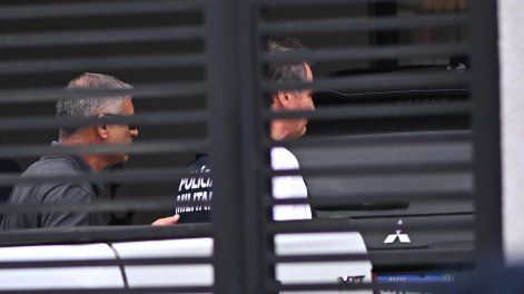 El expresidente brasileño Jair Bolsonaro (d) llega a su casa tras salir de alta del hospital este viernes, en Brasilia (Brasil). Bolsonaro, condenado por tramar un golpe de Estado, recibió el alta tras dos semanas ingresado por una neumonía aguda y comenzó a cumplir 90 días de prisión domiciliaria por orden de la Corte Suprema.