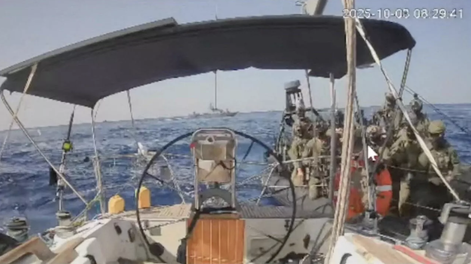 Una captura de pantalla de una transmisión en vivo muestra a las fuerzas de la armada israelí acercándose al buque Marinette.