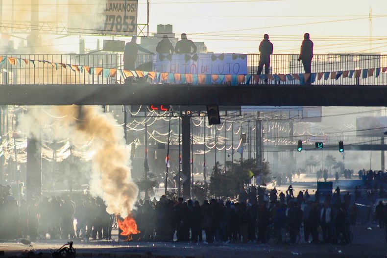Personas bloquean una avenida este sábado, en El Alto (Bolivia).
