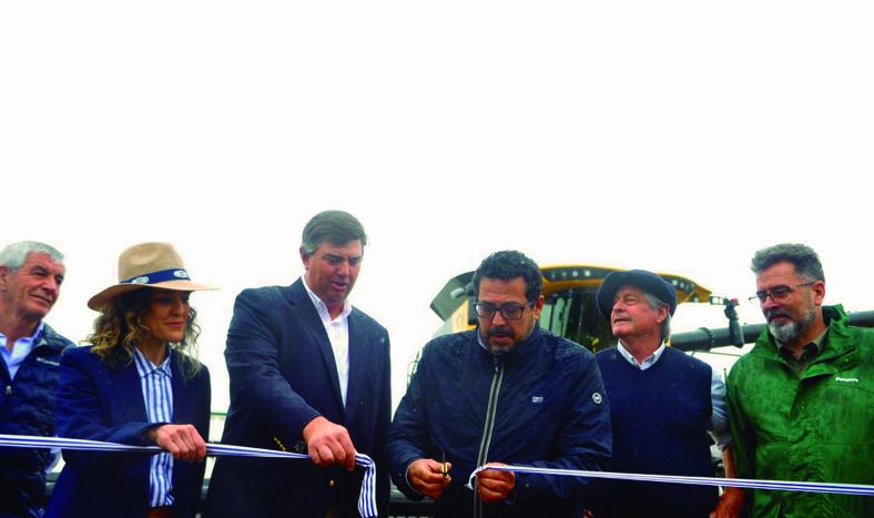 Integrantes de la Asociación Agro-Pecuaria de Dolores, con el secretario de Presidencia, Alejandro Sánchez, el intendente de Soriano, Guillermo Besozzi, y el subsecretario de Ganadería, Agricultura y Pesca, Matías Carámbula.