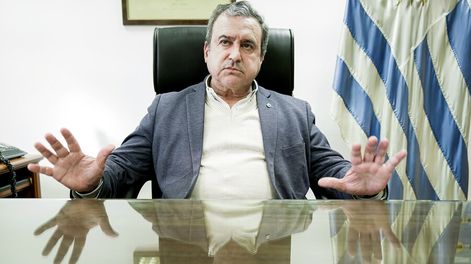Búsqueda | Raúl Lozano en su despacho del Ministerio de Vivienda. Foto: Javier Calvelo, adhocFOTOS