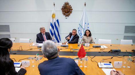 Francisco Bustillo, Alvaro Delgado y Azucena Arbeleche du rante la reunion con la delegación del gobierno chino. Foto: Mauricio Zina / adhocFOTOS