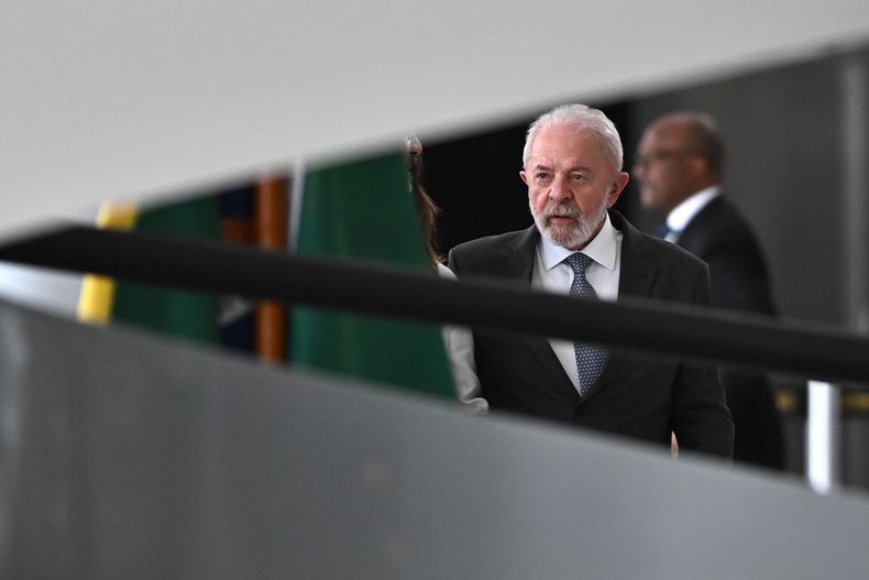 El presidente de Brasil, Luiz Inácio Lula da Silva, camina por los pasillos del Palacio del Planalto, en Brasilia