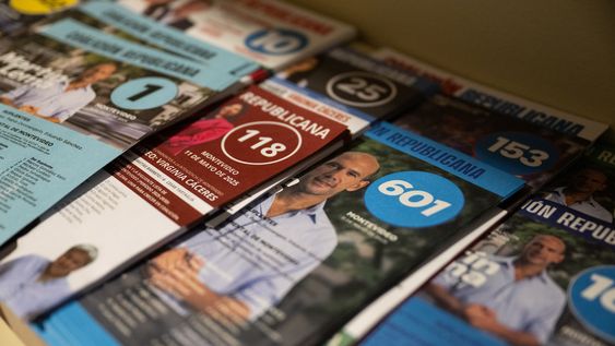 Listas de la Coalición Republicana en un circuito de votación de las elecciones departamentales en Montevideo. Listas de la Coalición Republicana en un circuito de votación de las elecciones departamentales en Montevideo.