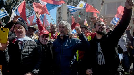 Bruno Bertolio (a la derecha), expresidente del Fondo Social de Vivienda de Obreros de la Construcción, durante una movilización del Sunca en 2022