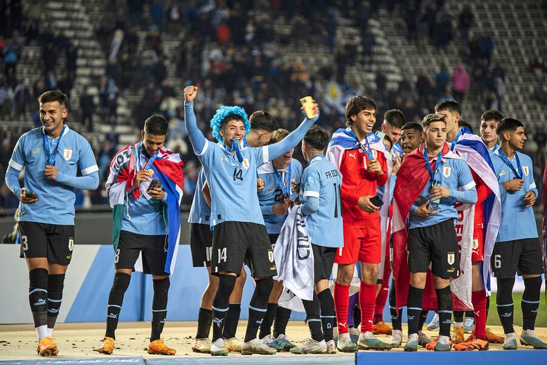 Los juveniles uruguayos festejando el campeonato del mundo. Foto: Sofía Torres