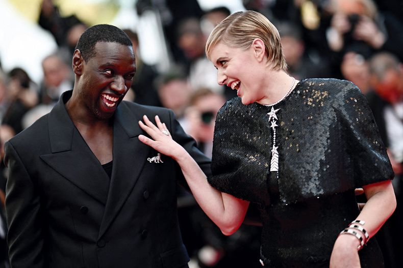 El actor francés y miembro del jurado Omar Sy junto a la presidenta del jurado, la actriz y directora estadounidense Greta Gerwig. Foto: Loic Venance, AFP