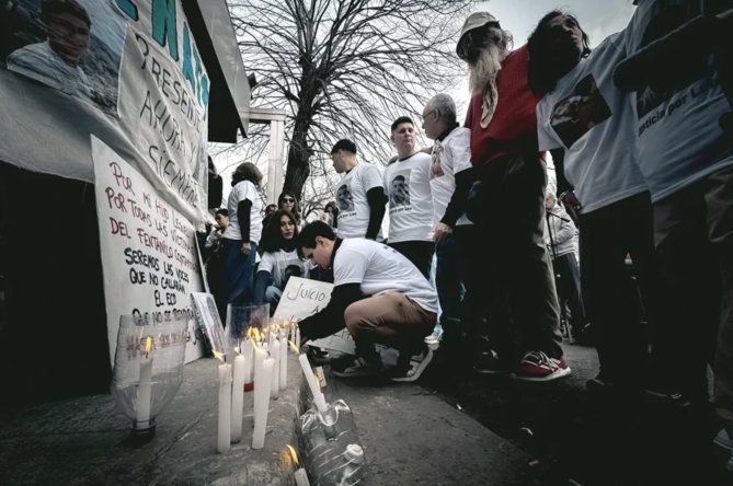 Familiares de víctimas mortales por el uso de fentanilo en Argentina prenden velas durante una manifestación, en una fotografía de archivo.