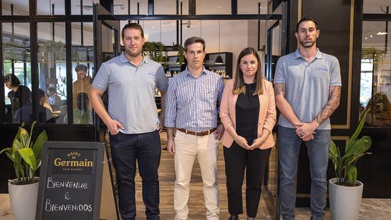 Los directores de Saint Germain Emiliano Firpo y Alexandre Ruscón rodean a Federico Durán y Victoria Dutra, de Divino Los directores de Saint Germain Emiliano Firpo y Alexandre Ruscón rodean a Federico Durán y Victoria Dutra, de Divino