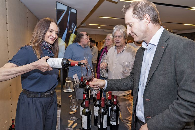 Juan Carlos Ávila prueba un vino con la head sommelière y brand ambassador de Rutini Wines Fernanda López Lubián.&nbsp;