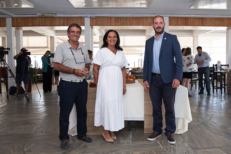 Los directores de Turismo Martín Laventure (de Maldonado) y José Galván (de Paysandú) rodean a la directora de la Escuela de Alta Gastronomía de UTU Kelly Giménez 