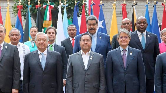Lacalle Pou junto a Maduro en la foto oficial de la Celac. Foto: AFP. Lacalle Pou junto a Maduro en la foto oficial de la Celac. Foto: AFP.