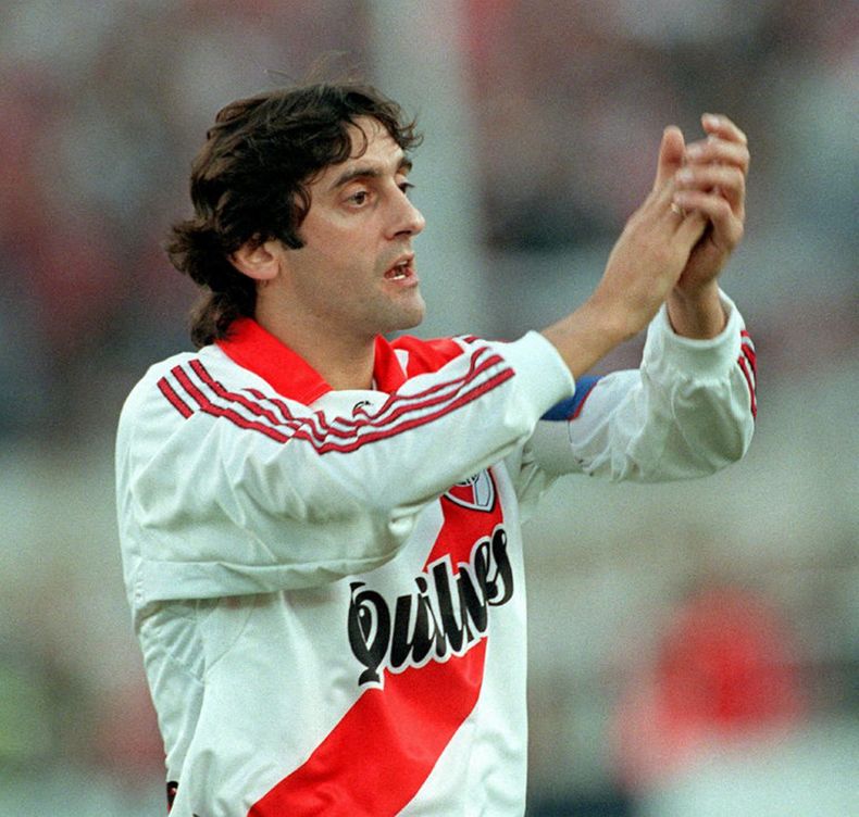 El uruguayo Enzo Francescoli luciendo la camiseta de River argentino.