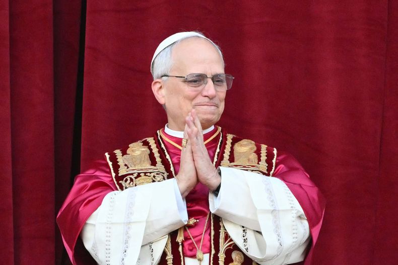 El recién elegido Papa León XIV, Robert Prevost, llega al balcón central de la Basílica de San Pedro por primera vez, tras la clausura del cónclave de los cardenales en el Vaticano, el 8 de mayo de 2025
