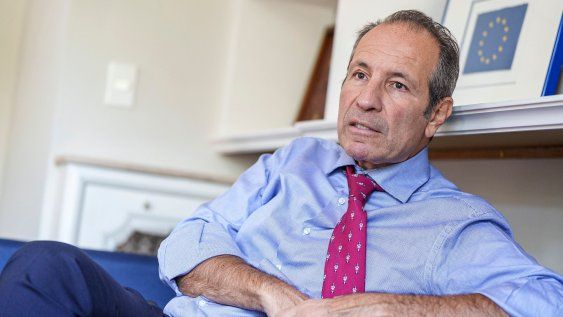 Embajador de la Unión Europea, Petros Mavromichalis. Embajador de la Unión Europea, Petros Mavromichalis.