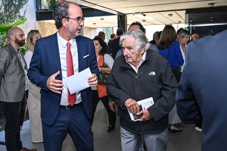 Director periodístico de Búsqueda, Andrés Danza, con el expresidente José Mujica durante uno de los Desayunos Búsqueda.