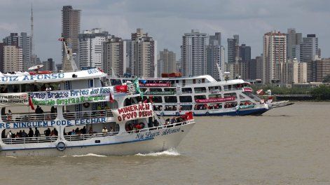 Embarcaciones con integrantes de diversos movimientos sociales e indígenas navegan por la bahía de Guajará, en Belém (Brasil).&nbsp;