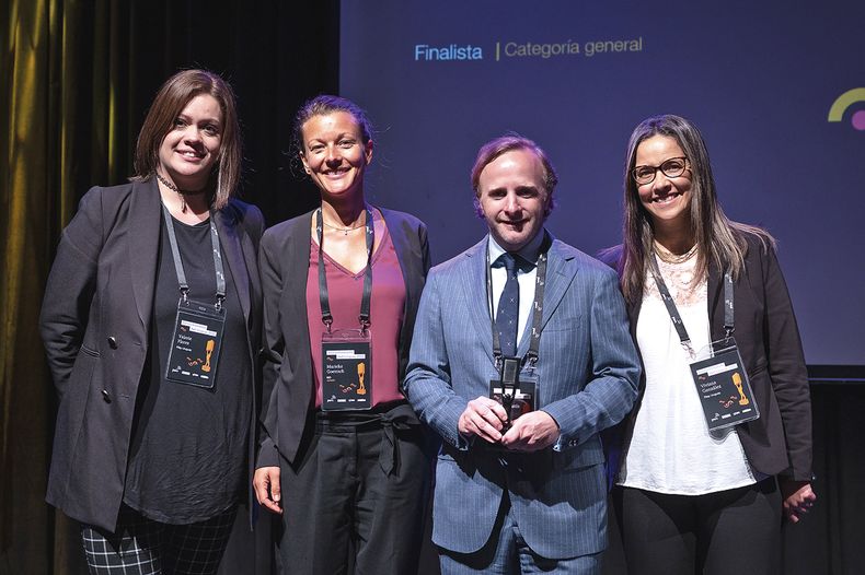 Valerie Flores, de Pilay Uruguay, finalista en la categoría general, con Marieke Goettsch, del jurado, Javier Agustín Vigo y Viviana González, también de Pilay Uruguay