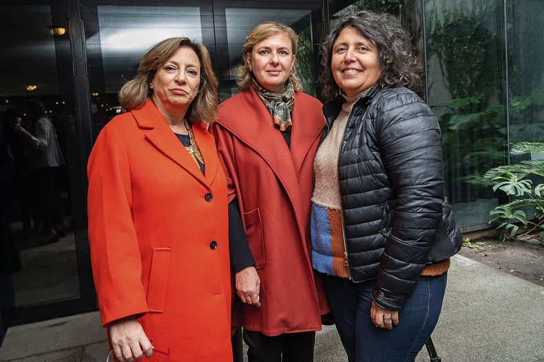 Directora de InMujeres Mónica Bottero, directora de la División Lujo de L’Oréal Group en Uruguay Daniella D’Alessandro y directora de la Asesoría para la Igualdad de Género de la IM Solana Quesada